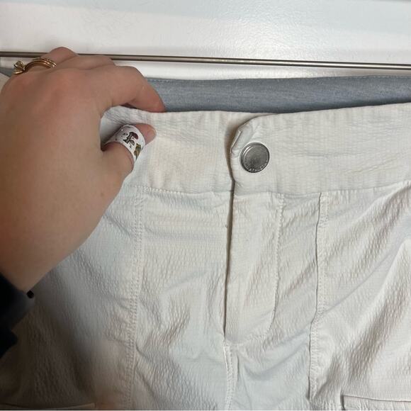 Athleta Trekkie White Textured Cargo Pocket Shorts Size 0 - Picture 3 of 6